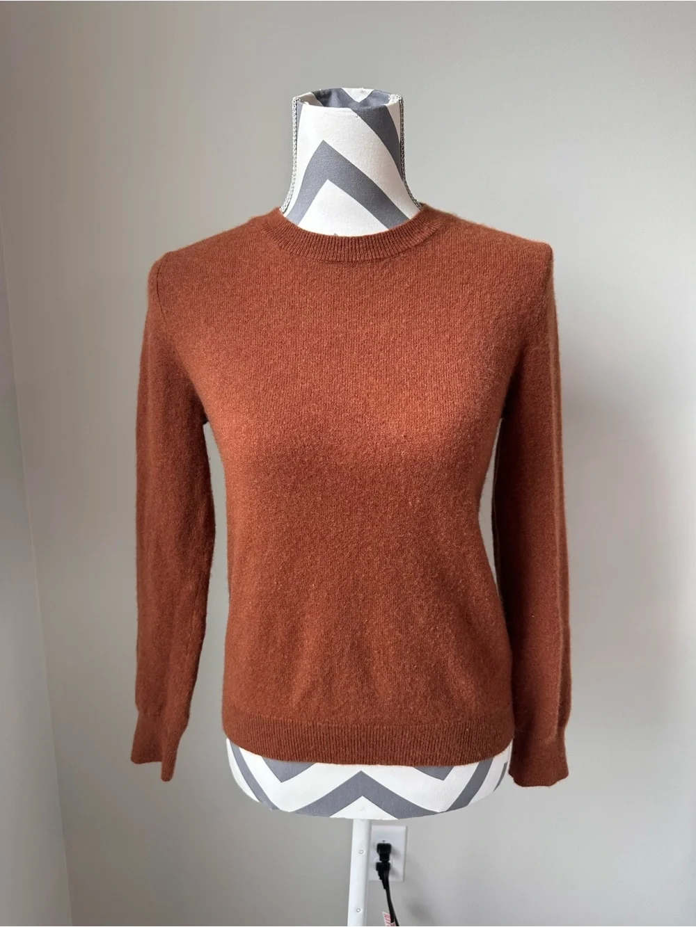 Antonio Melani Brown 100% Cashmere Sweater Medium Crewneck Knit GUC Luxury Basic